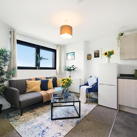 Modern Apartments With Free Parking Near Heathrow Colnbrook Екстериор снимка