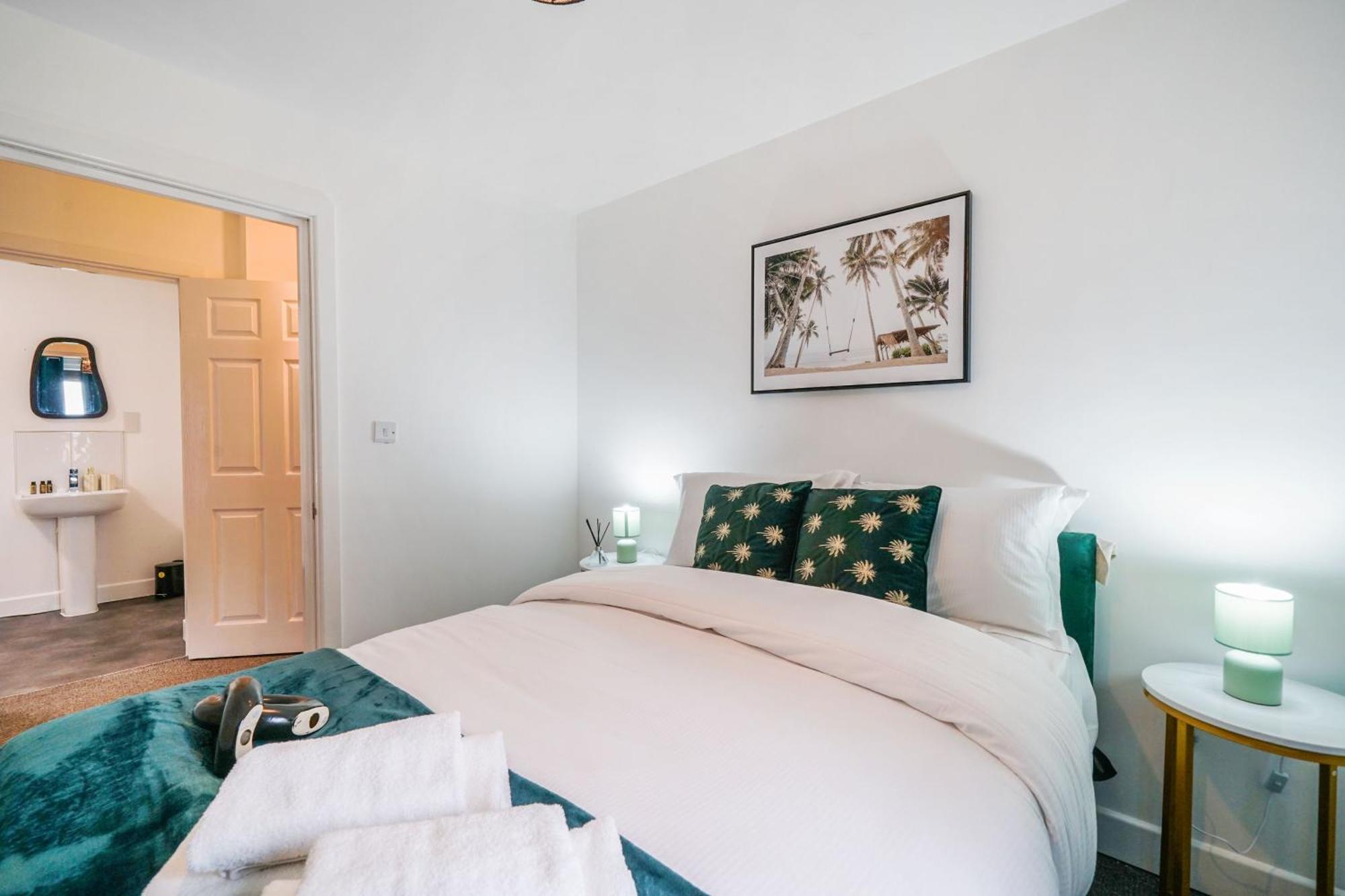 Modern Apartments With Free Parking Near Heathrow Colnbrook Екстериор снимка