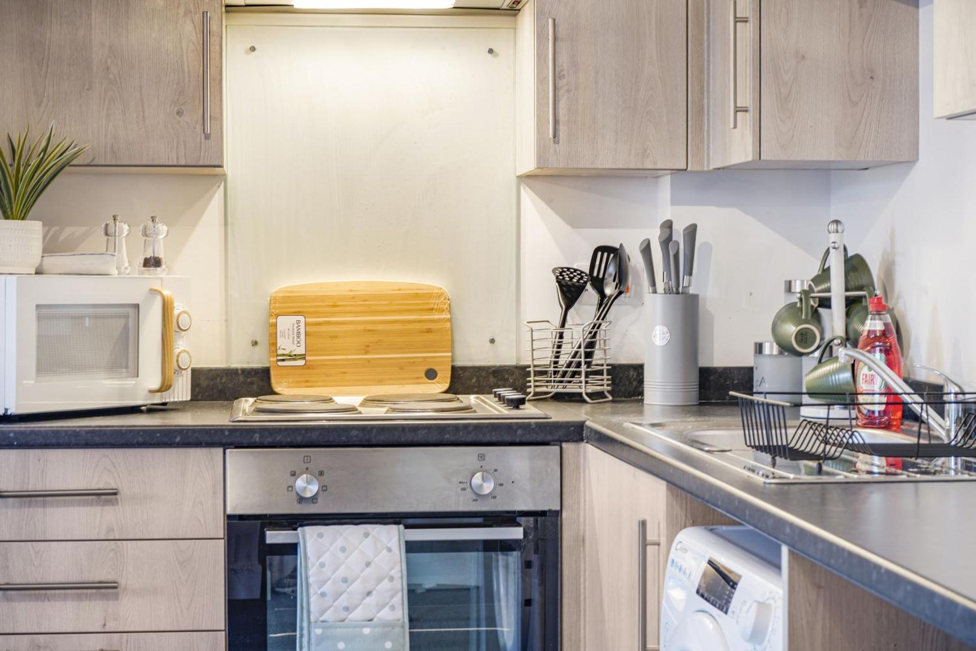 Modern Apartments With Free Parking Near Heathrow Colnbrook Екстериор снимка
