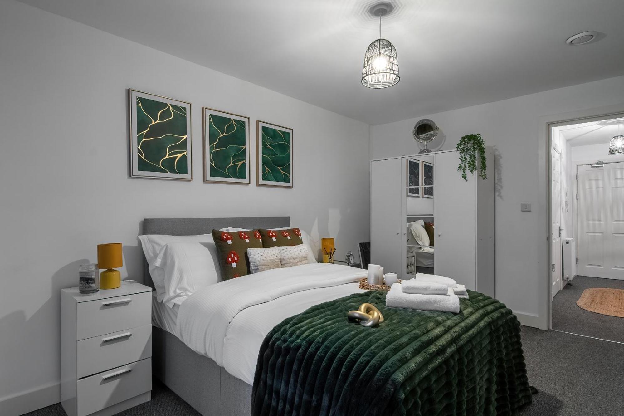 Modern Apartments With Free Parking Near Heathrow Colnbrook Екстериор снимка