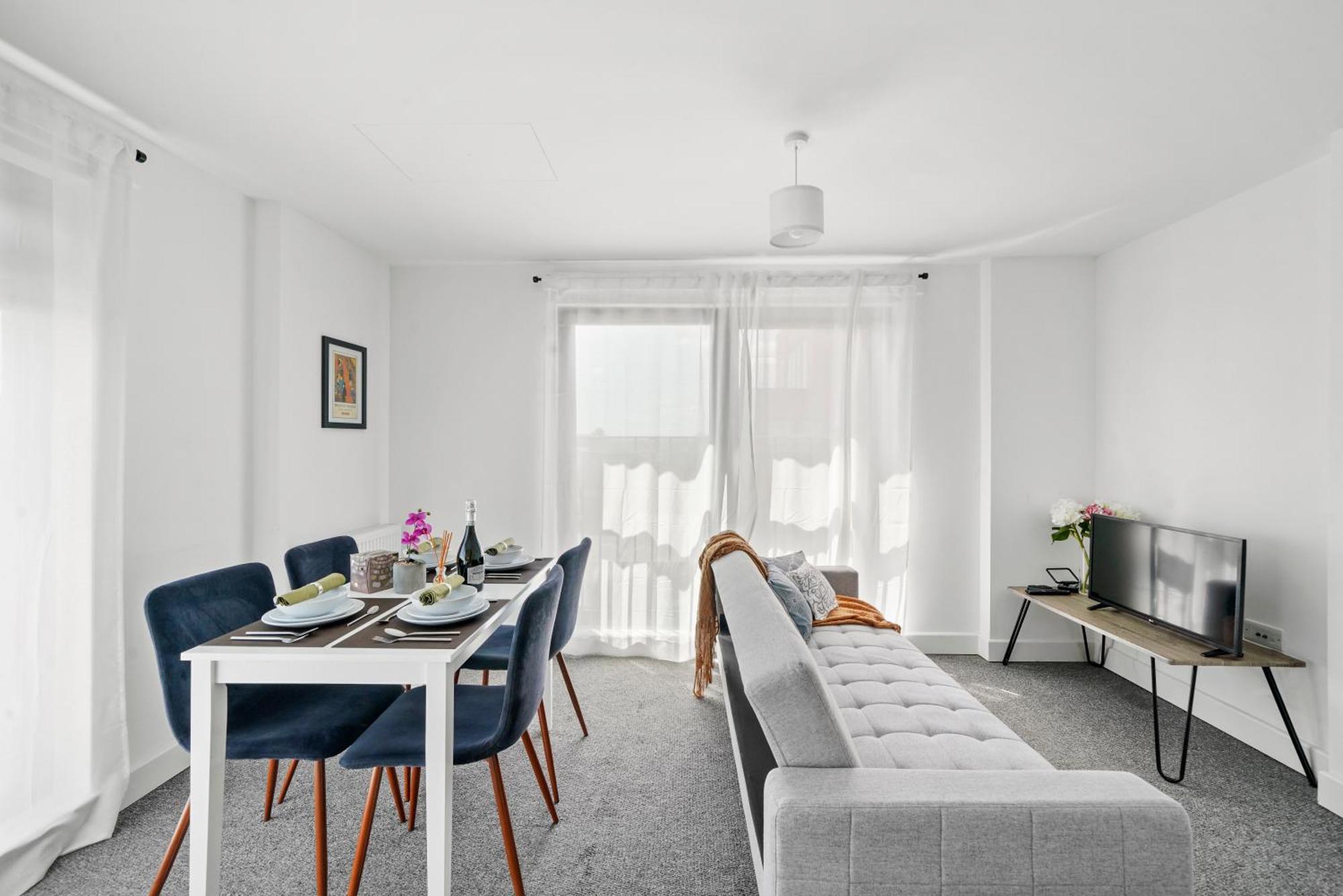 Modern Apartments With Free Parking Near Heathrow Colnbrook Екстериор снимка