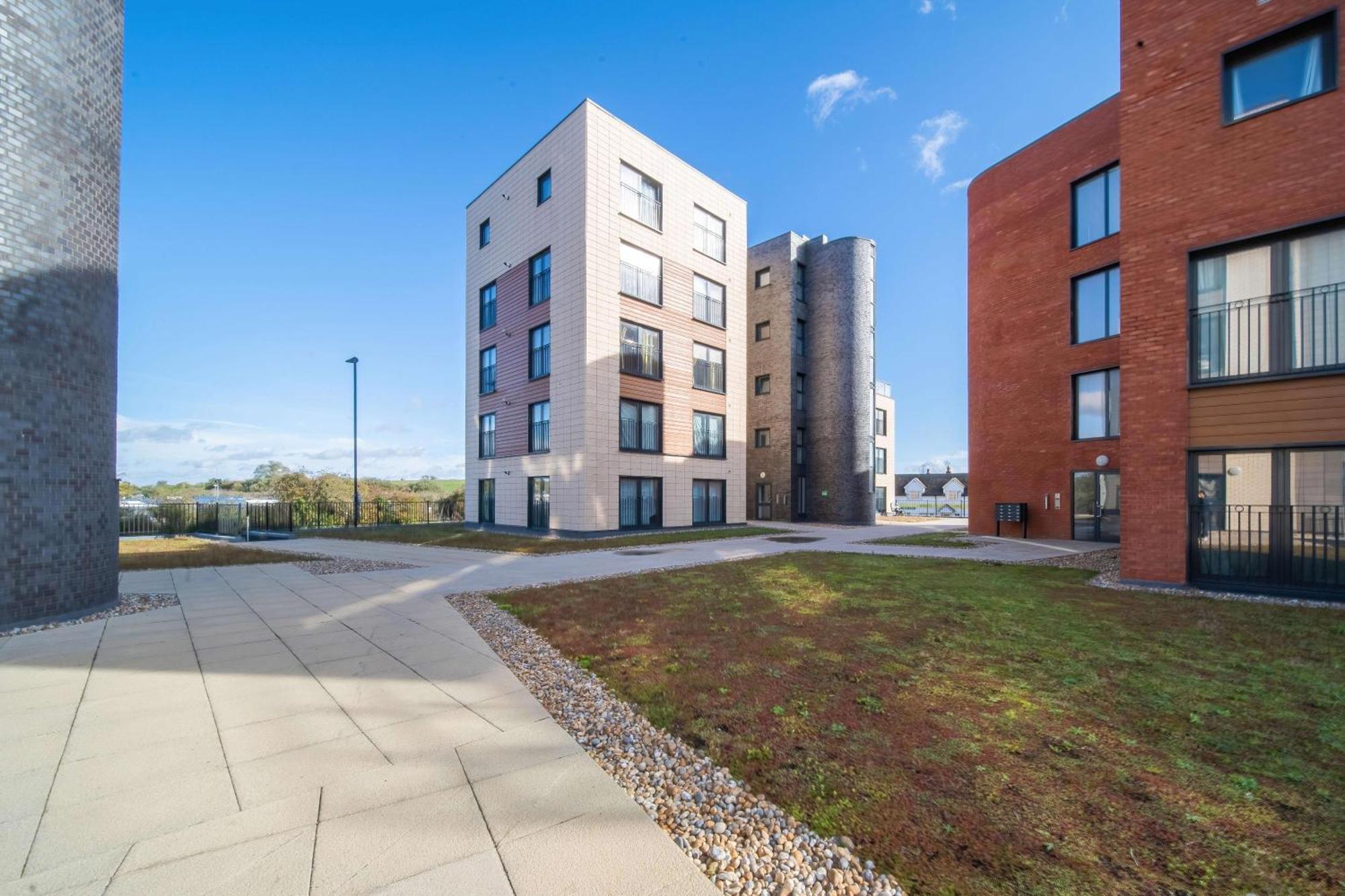 Modern Apartments With Free Parking Near Heathrow Colnbrook Екстериор снимка