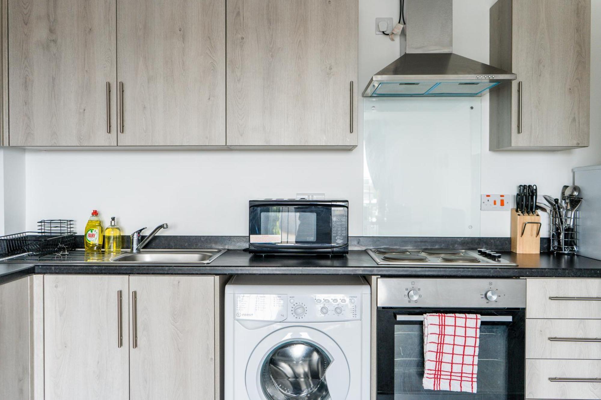 Modern Apartments With Free Parking Near Heathrow Colnbrook Екстериор снимка