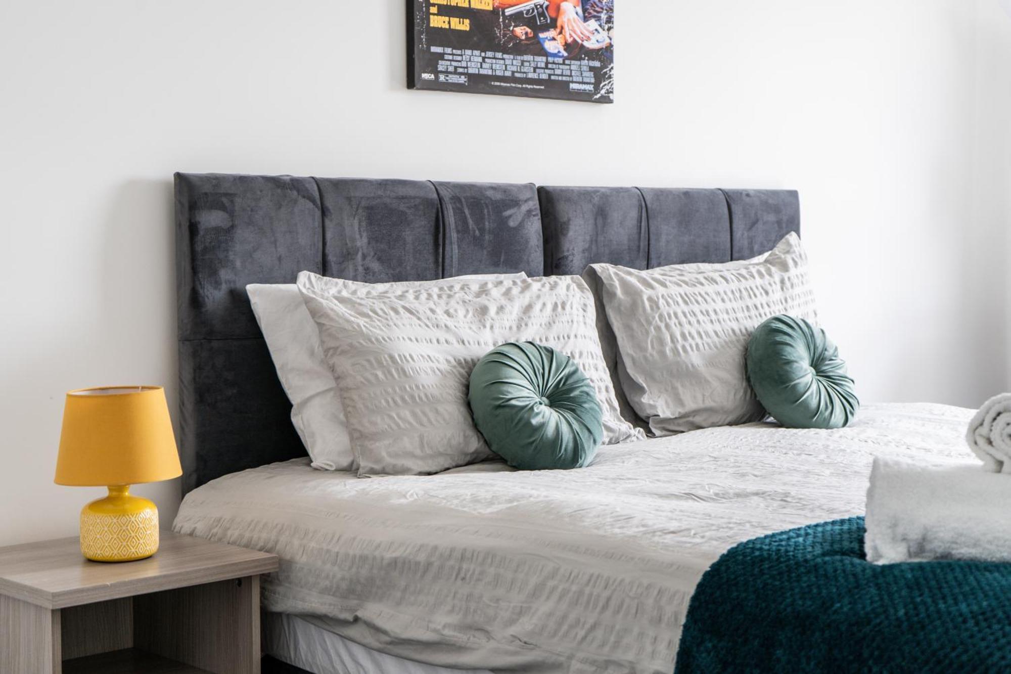 Modern Apartments With Free Parking Near Heathrow Colnbrook Екстериор снимка