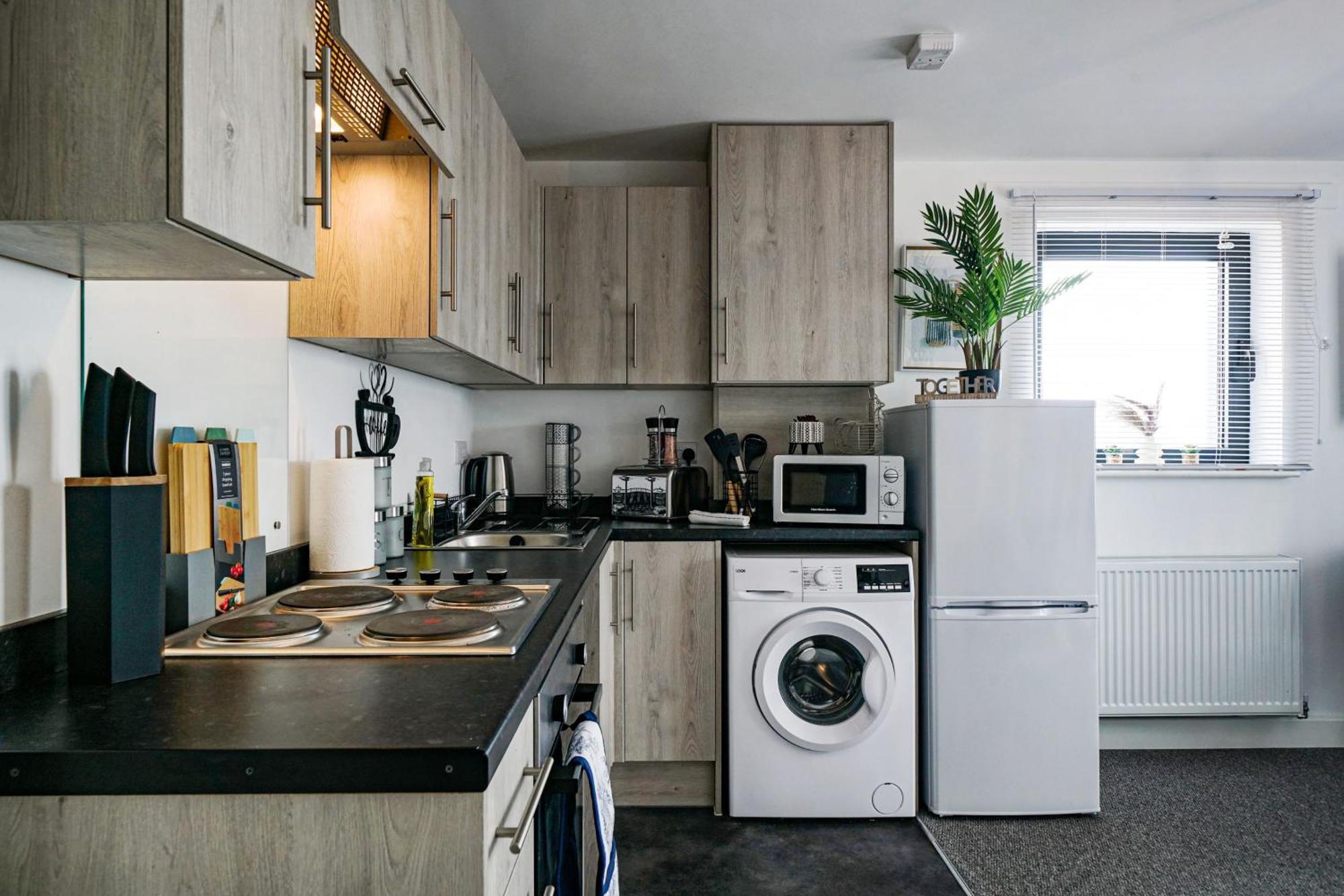 Modern Apartments With Free Parking Near Heathrow Colnbrook Екстериор снимка
