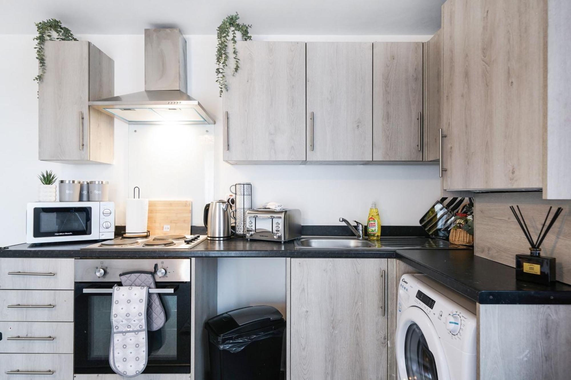 Modern Apartments With Free Parking Near Heathrow Colnbrook Екстериор снимка