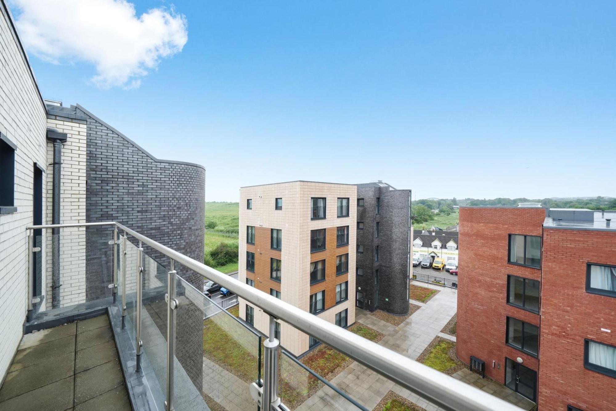 Modern Apartments With Free Parking Near Heathrow Colnbrook Екстериор снимка