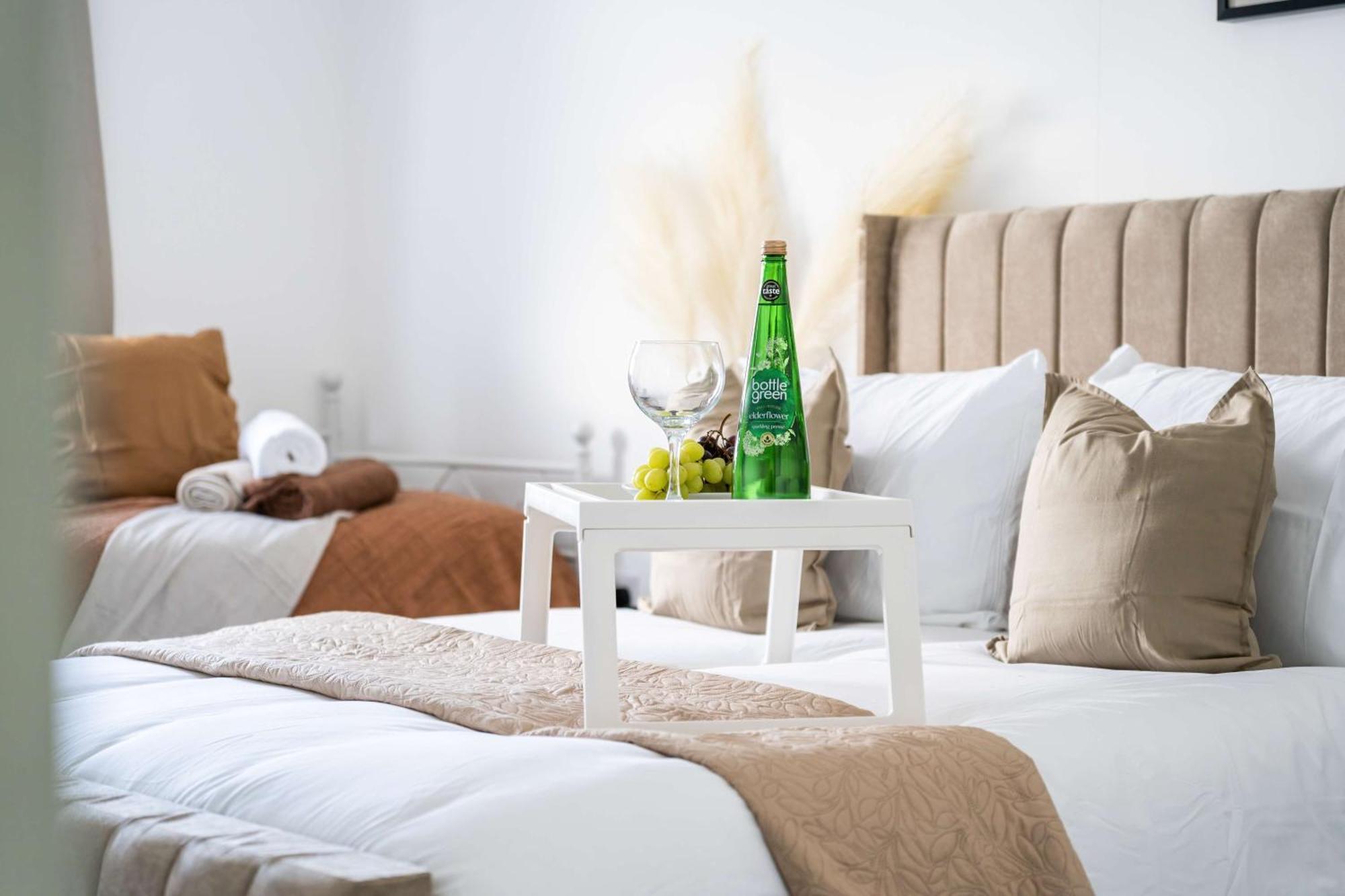 Modern Apartments With Free Parking Near Heathrow Colnbrook Екстериор снимка