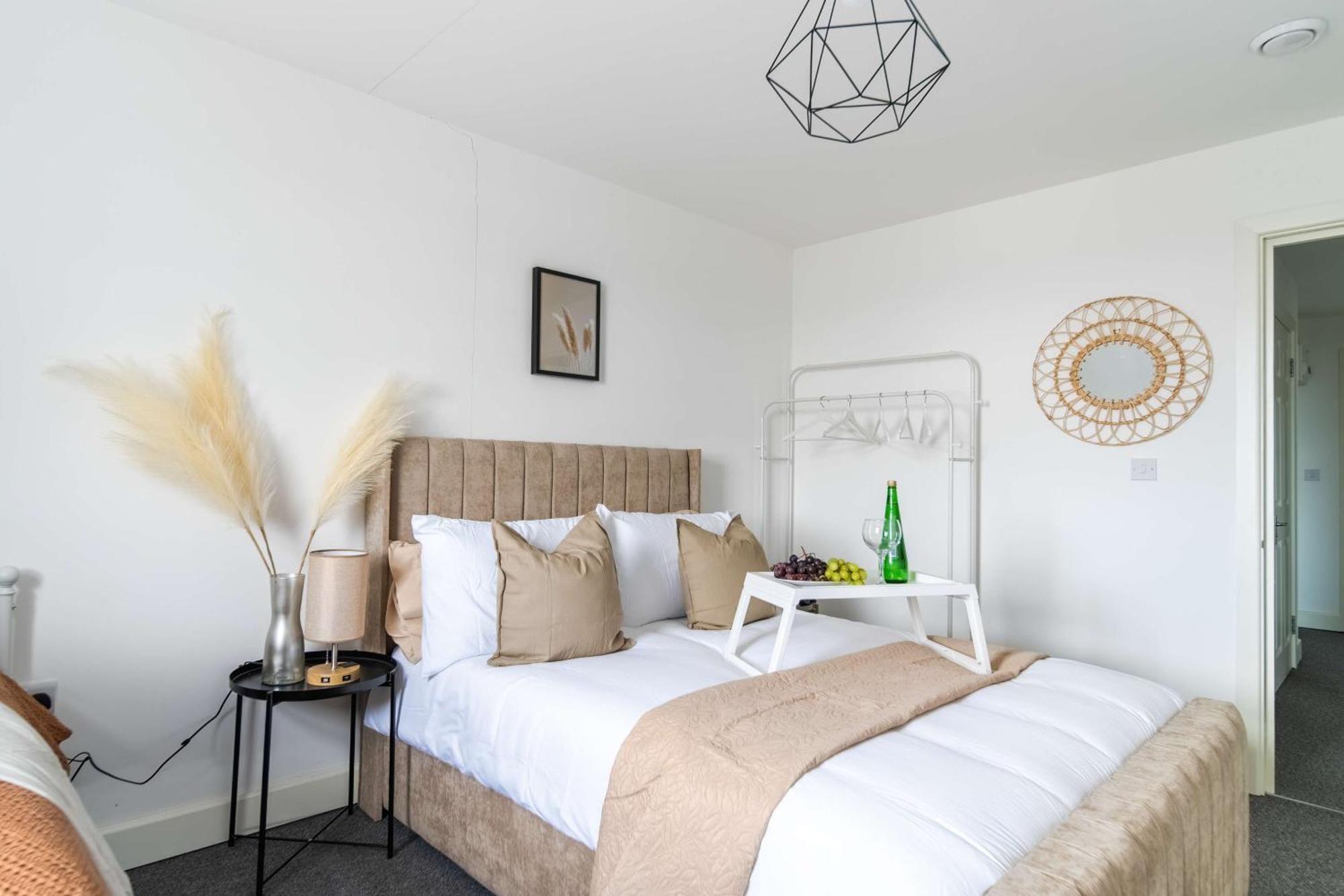 Modern Apartments With Free Parking Near Heathrow Colnbrook Екстериор снимка