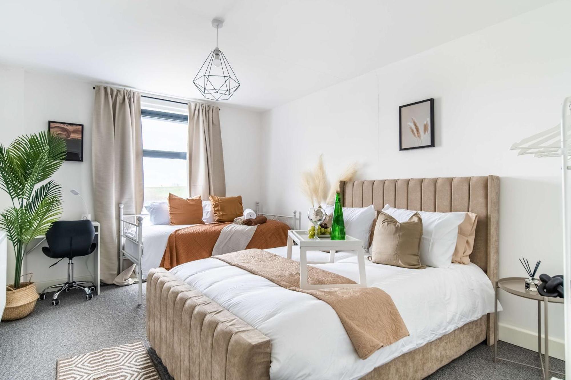 Modern Apartments With Free Parking Near Heathrow Colnbrook Екстериор снимка