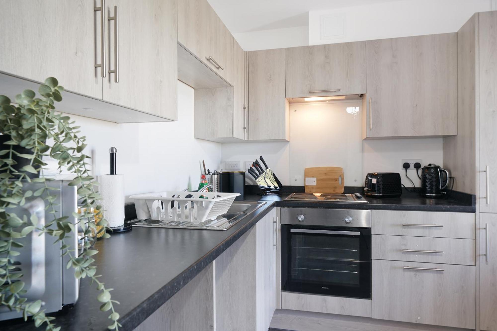 Modern Apartments With Free Parking Near Heathrow Colnbrook Екстериор снимка