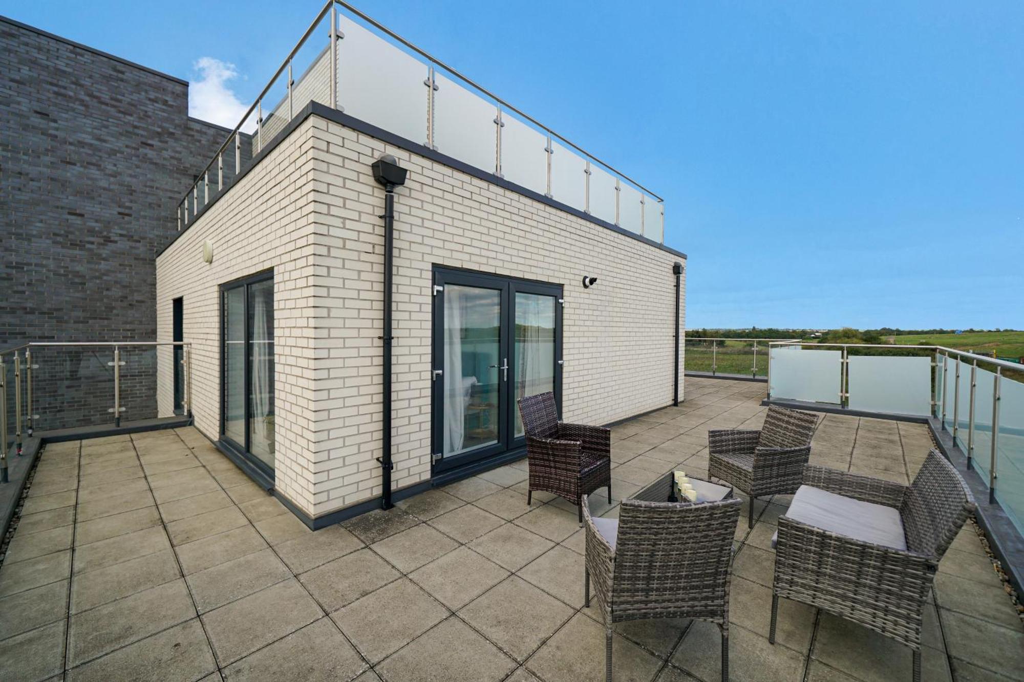 Modern Apartments With Free Parking Near Heathrow Colnbrook Екстериор снимка