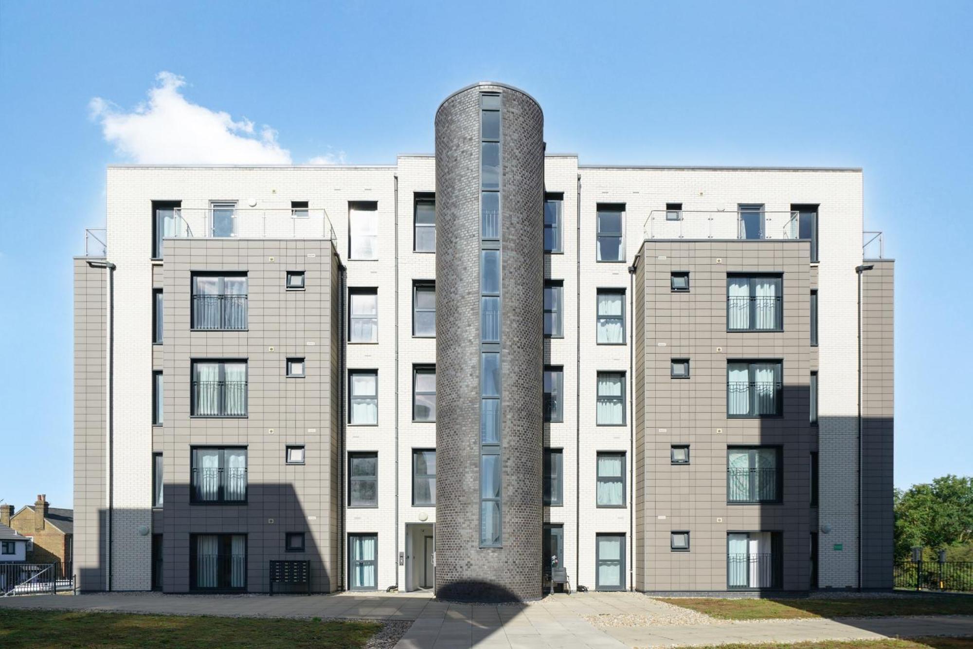 Modern Apartments With Free Parking Near Heathrow Colnbrook Екстериор снимка