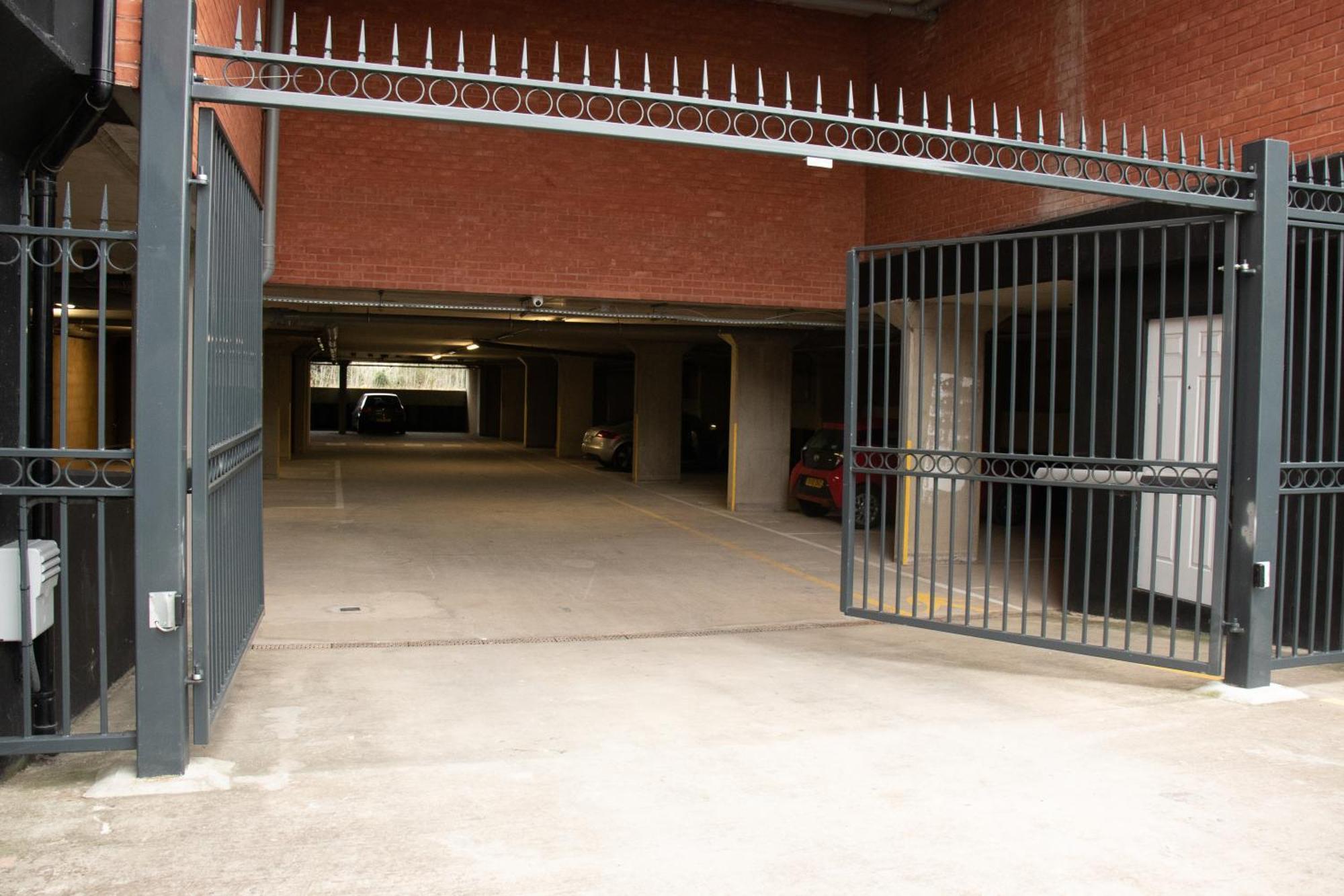 Modern Apartments With Free Parking Near Heathrow Colnbrook Екстериор снимка