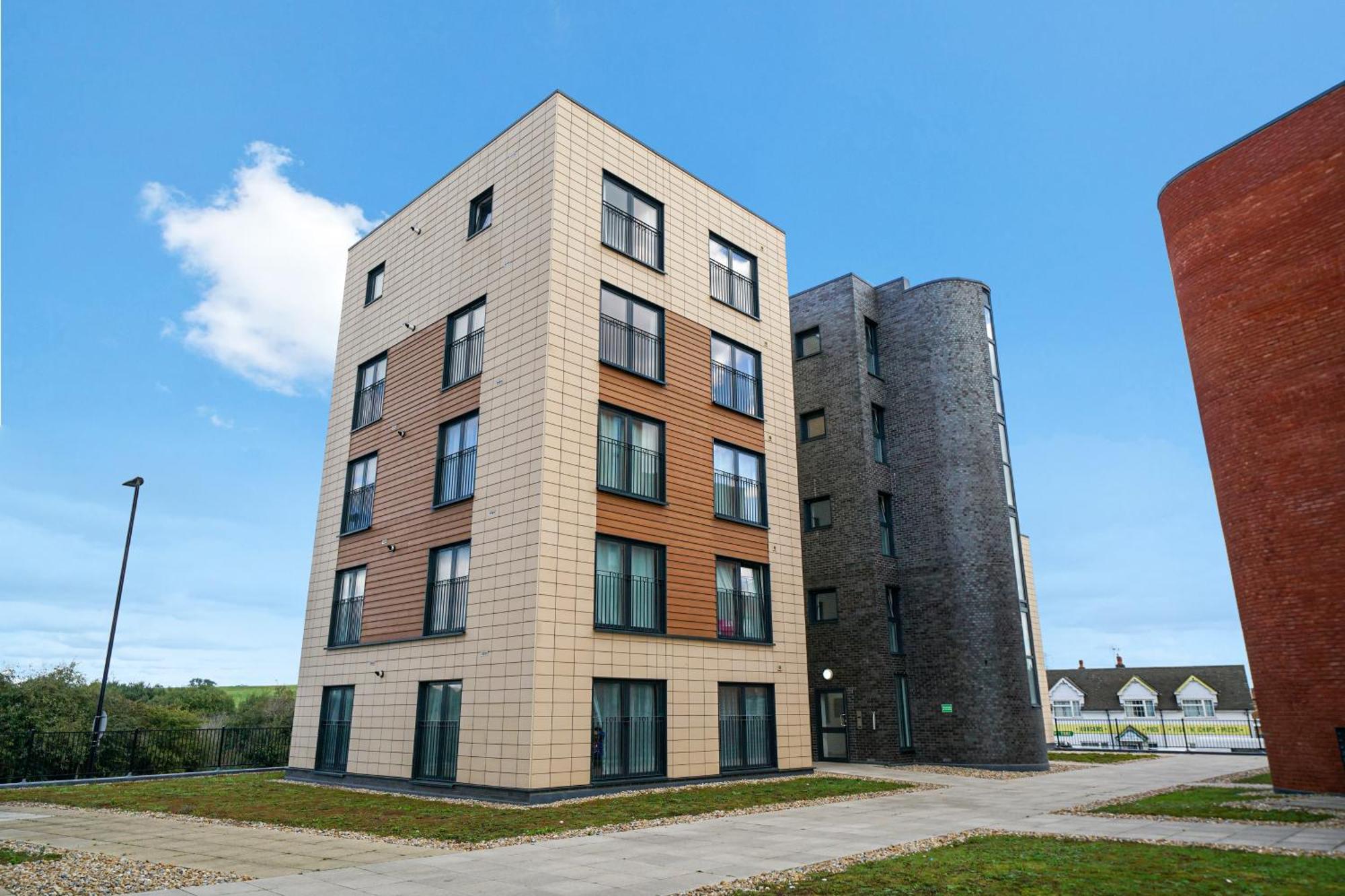 Modern Apartments With Free Parking Near Heathrow Colnbrook Екстериор снимка